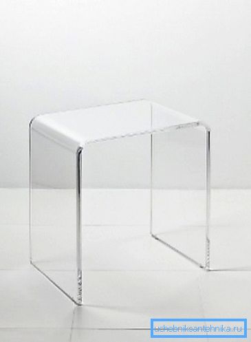 Transparentné stoličky z plexiskla - skvelá možnosť pre sprchu. Transparentné stoličky z plexiskla - skvelá možnosť pre sprchu.