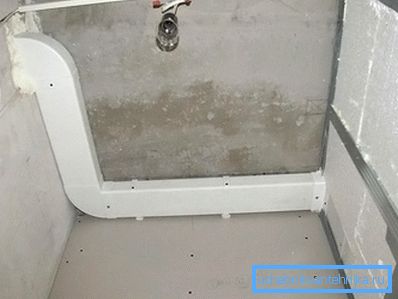 Obdĺžniková trubica sa ľahšie ukrýva za zaveseným stropom.