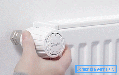 Uhlový ventil radiátora 1 2 s regulátorom termostatickej hlavice Uhlový ventil radiátora 1 2 s regulátorom termostatickej hlavice