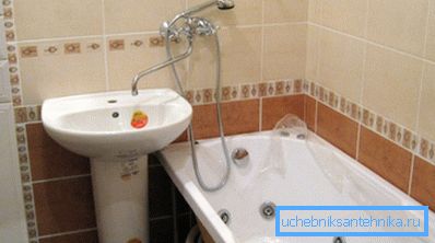 Umývadlo bez batérie môže byť prevádzkované s prístrojom namontovaným nad vaňou. Umývadlo bez batérie môže byť prevádzkované s prístrojom namontovaným nad vaňou.