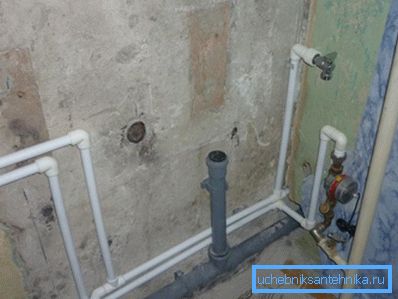 Zapojenie pre pripojenie vaňou a umývadlom je vykonané pomocou 50 mm trubice. Zapojenie pre pripojenie vaňou a umývadlom je vykonané pomocou 50 mm trubice.