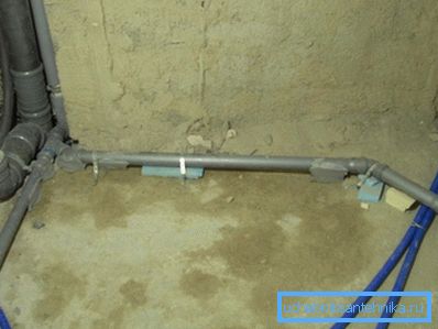 Rozloženie odpadových vôd pod vaňou, umývadlom a práčkou vyrobené z 50 mm potrubia. Rozloženie odpadových vôd pod vaňou, umývadlom a práčkou vyrobené z 50 mm potrubia.