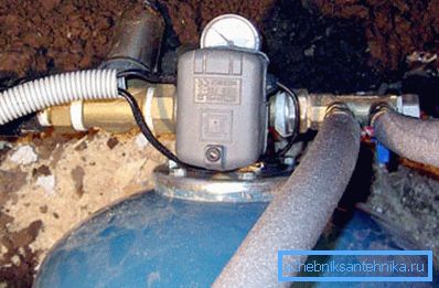 Tlakový spínač inštalovaný na hydroakumulátore. Tlakový spínač inštalovaný na hydroakumulátore.