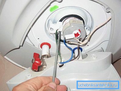 Oprava ohrievačov vody Ariston vyžaduje určité znalosti a zručnosti v oblasti elektrickej energie
