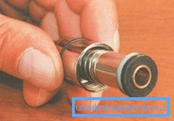 Gumové tesnenie na sprchovej hadici v kúpeľni nakoniec stráca svoje vlastnosti a začne pretekať vodou Gumové tesnenie na sprchovej hadici v kúpeľni nakoniec stráca svoje vlastnosti a začne pretekať vodou