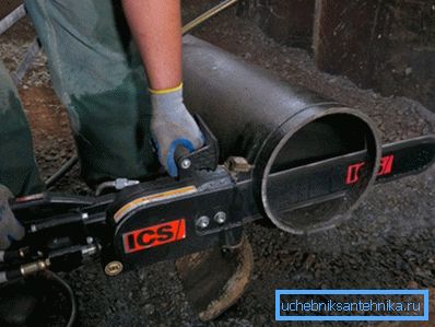 Rezanie liatinovej rúry pomocou hydraulickej píly Rezanie liatinovej rúry pomocou hydraulickej píly