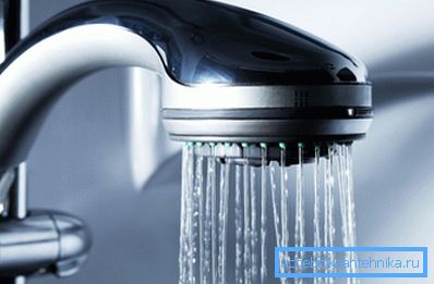 Ručná sprchová hlavica s funkciou hydromasáže. Ručná sprchová hlavica s funkciou hydromasáže.