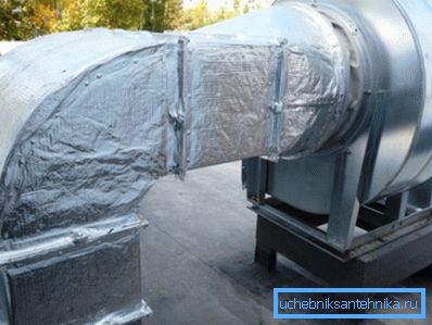 Objímka medzi ventilátorom a kanálom eliminuje prenos vibrácií. Objímka medzi ventilátorom a kanálom eliminuje prenos vibrácií.