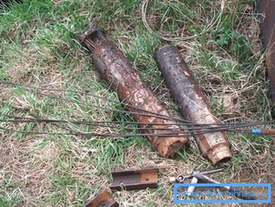 Rust sa tiež vytvára na stenách potrubia a postupne zužuje lúmen. Rust sa tiež vytvára na stenách potrubia a postupne zužuje lúmen.