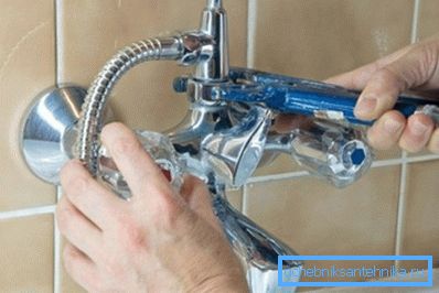 Nezávislá inštalácia sprchového mixéra pre kúpeľňu Nezávislá inštalácia sprchového mixéra pre kúpeľňu