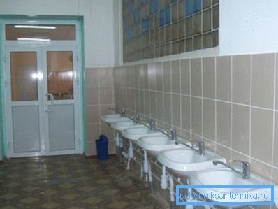 V kúpeľni strednej školy V kúpeľni strednej školy
