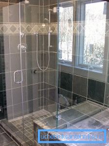 Prefabrikované sprchové kabíny môžu mať akúkoľvek veľkosť a konfiguráciu Prefabrikované sprchové kabíny môžu mať akúkoľvek veľkosť a konfiguráciu