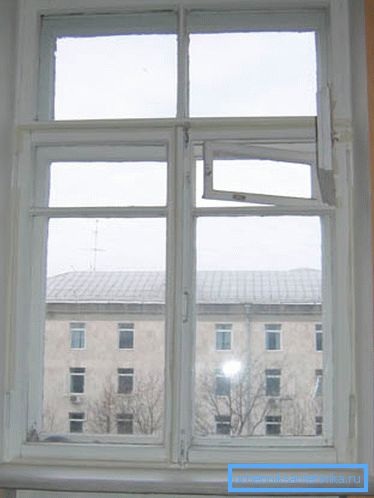 Trhliny v drevených rámoch slúžili ako prvok vetrania. Trhliny v drevených rámoch slúžili ako prvok vetrania.