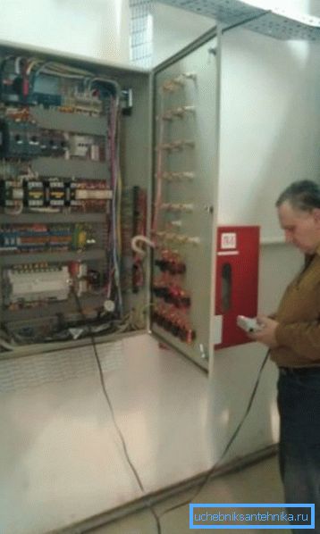 Strážte s ovládacími spínačmi Strážte s ovládacími spínačmi