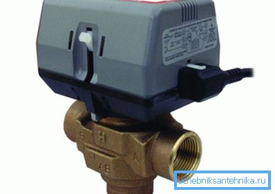 Servopohon umožňuje diaľkové automatické ovládanie uzamykacieho mechanizmu. Servopohon umožňuje diaľkové automatické ovládanie uzamykacieho mechanizmu.
