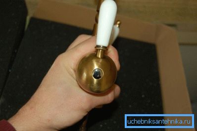 Teraz sa korkové spínače nachádzajú v štylizovanej retro sanitárnej keramike. Teraz sa korkové spínače nachádzajú v štylizovanej retro sanitárnej keramike.