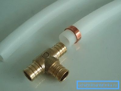 Spojenie potrubia zošitého polyetylénu. Spojenie potrubia zošitého polyetylénu.