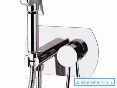 Skrytá hygienická sprcha zaberá minimálny priestor, tento faktor je zásadný v mestských kúpeľniach, ktorých plocha je ostro obmedzená Skrytá hygienická sprcha zaberá minimálny priestor, tento faktor je zásadný v mestských kúpeľniach, ktorých plocha je ostro obmedzená