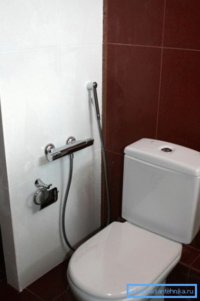Splachovacia batéria pre hygienickú sprchu v toalete Splachovacia batéria pre hygienickú sprchu v toalete