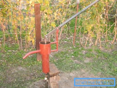 Dobre s ručným čerpadlom na dachu Dobre s ručným čerpadlom na dachu