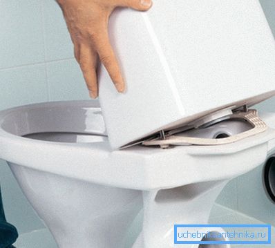 Odtoková nádrž so spodným prívodným potrubím by mala byť namontovaná na misku po pripojení hadice na vodu. Odtoková nádrž so spodným prívodným potrubím by mala byť namontovaná na misku po pripojení hadice na vodu.