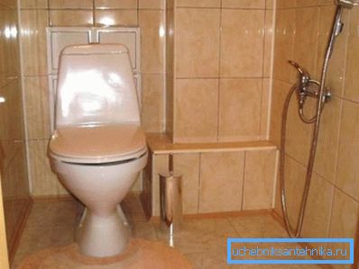 Mixér s hygienickou sprchou pre bidet v samostatnej kúpeľni Mixér s hygienickou sprchou pre bidet v samostatnej kúpeľni