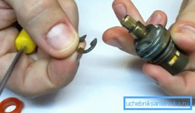 Odstráňte západkový krúžok Odstráňte západkový krúžok