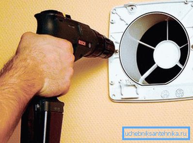 Odstránenie grilu s ventilátorom Odstránenie grilu s ventilátorom