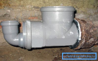 Spojenie plastových odpadových potrubí do liatiny pomocou gumových tesnení a silikónu Spojenie plastových odpadových potrubí do liatiny pomocou gumových tesnení a silikónu