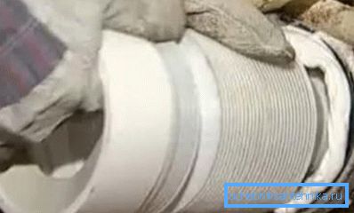 Pripojenie potrubnej rúrky s kanalizačným potrubím Pripojenie potrubnej rúrky s kanalizačným potrubím