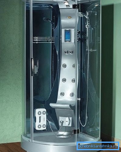 Moderný sprchový kút s hydromasážou. Moderný sprchový kút s hydromasážou.