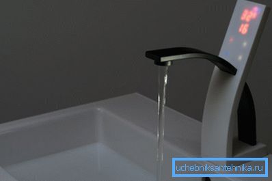 Moderná batéria s vstavaným termostatom a snímačom Moderná batéria s vstavaným termostatom a snímačom
