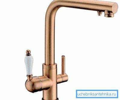 Moderný mixér, štylizovaný starožitný nábytok s hydromasážnou sprchovou hlavicou.