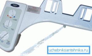 Špeciálny systém, ktorý je inštalovaný pod kryt a vykonáva funkcie bidetu