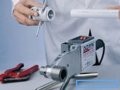 Špeciálna spájkovačka, ktorá sa používa pri práci s takýmto materiálom Špeciálna spájkovačka, ktorá sa používa pri práci s takýmto materiálom