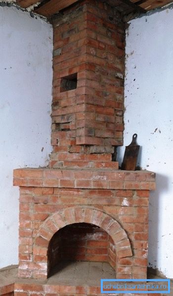 Starý tehlový krbový komín Starý tehlový krbový komín