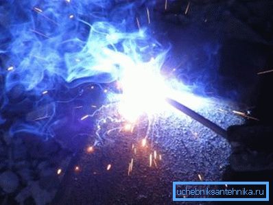 Zvárací oblúk odparuje ochrannú vrstvu zinku od povrchu rúrky Zvárací oblúk odparuje ochrannú vrstvu zinku od povrchu rúrky
