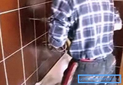 Vŕtajte stenu pod vedenia Vŕtajte stenu pod vedenia