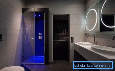 Tajomné osvetlenie dopĺňa high-tech dizajn miestnosti. Tajomné osvetlenie dopĺňa high-tech dizajn miestnosti.
