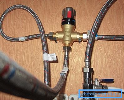 Termostatický mixér s flexibilným pripojením. Termostatický mixér s flexibilným pripojením.