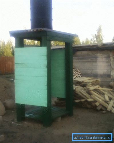 Typický dizajn letnej sprchy s hlavňou. Typický dizajn letnej sprchy s hlavňou.