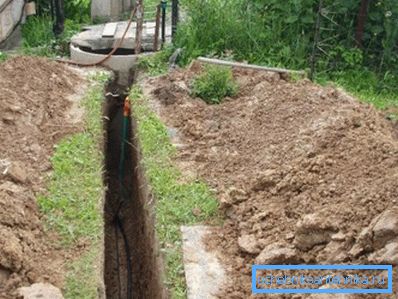 Výkop by mal byť dostatočne hlboký, pretože je to jediný spôsob, ako chrániť potrubia pred mrazom v zime a znížiť pravdepodobnosť mechanického poškodenia.