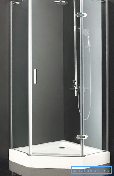 Trapézový sprchový kút s podnosom 80x80 je vhodný aj pre malé priestory.