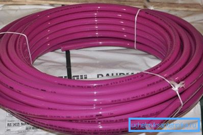 Rúrkové vykurovanie Rehau Rautitan Pink sa dodáva vo zvitkoch. Rúrkové vykurovanie Rehau Rautitan Pink sa dodáva vo zvitkoch.