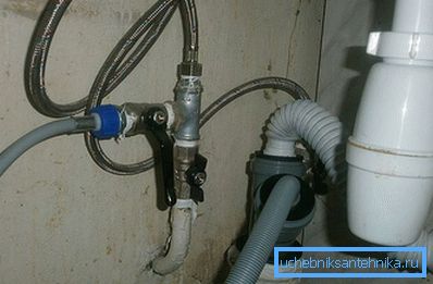 Odtoková trubica je pripojená pomocou adaptéra Odtoková trubica je pripojená pomocou adaptéra