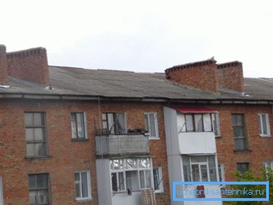 Rúry dodávky a odťahovej ventilácie v päťpodlažnej budove