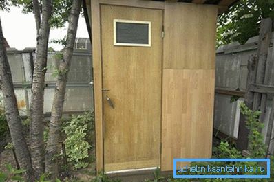 WC v krajine zo šrotu materiálov WC v krajine zo šrotu materiálov