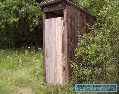 WC odvrátené z domu WC odvrátené z domu