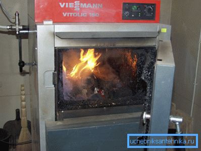 Kotol na pyrolýzu pevného paliva na drevo pre domáce vykurovanie. Kotol na pyrolýzu pevného paliva na drevo pre domáce vykurovanie.