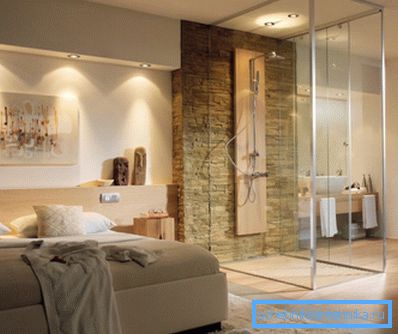 Rohy vytvárajú sprchový priestor organickou časťou interiéru v štúdiovom apartmáne Rohy vytvárajú sprchový priestor organickou časťou interiéru v štúdiovom apartmáne